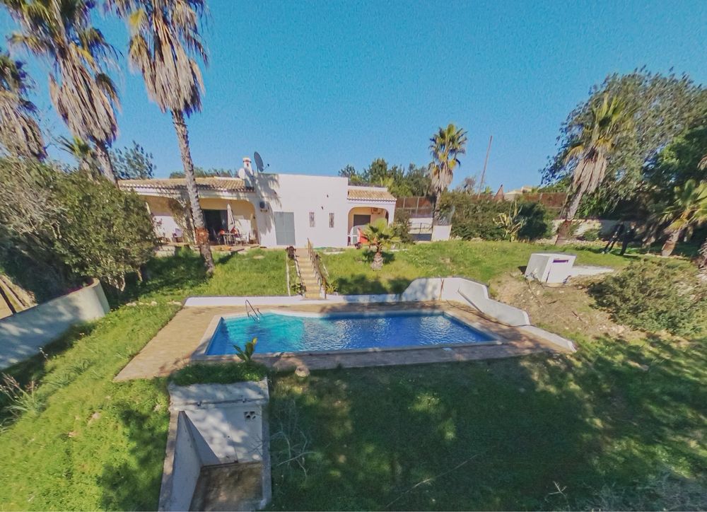 Vivenda V3 com piscina e terreno com 21.500 m2