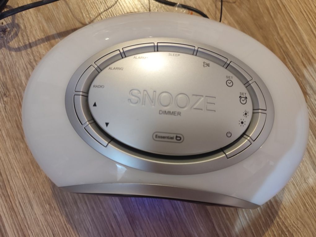 Retro lampka spodek z zegarkiem radio