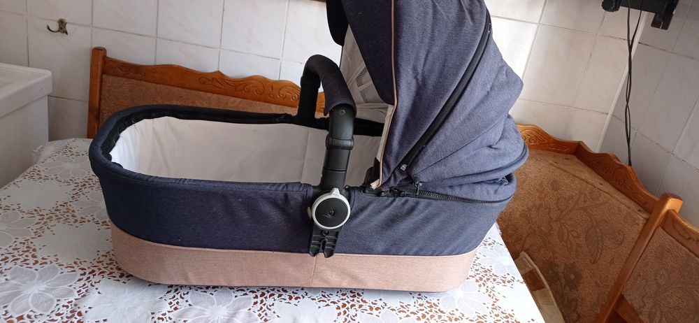 Люлька от коляски в идеальном состоянии, ручка снимается.