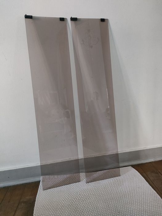 Duas  painéis,prateleiras de vidro temperado