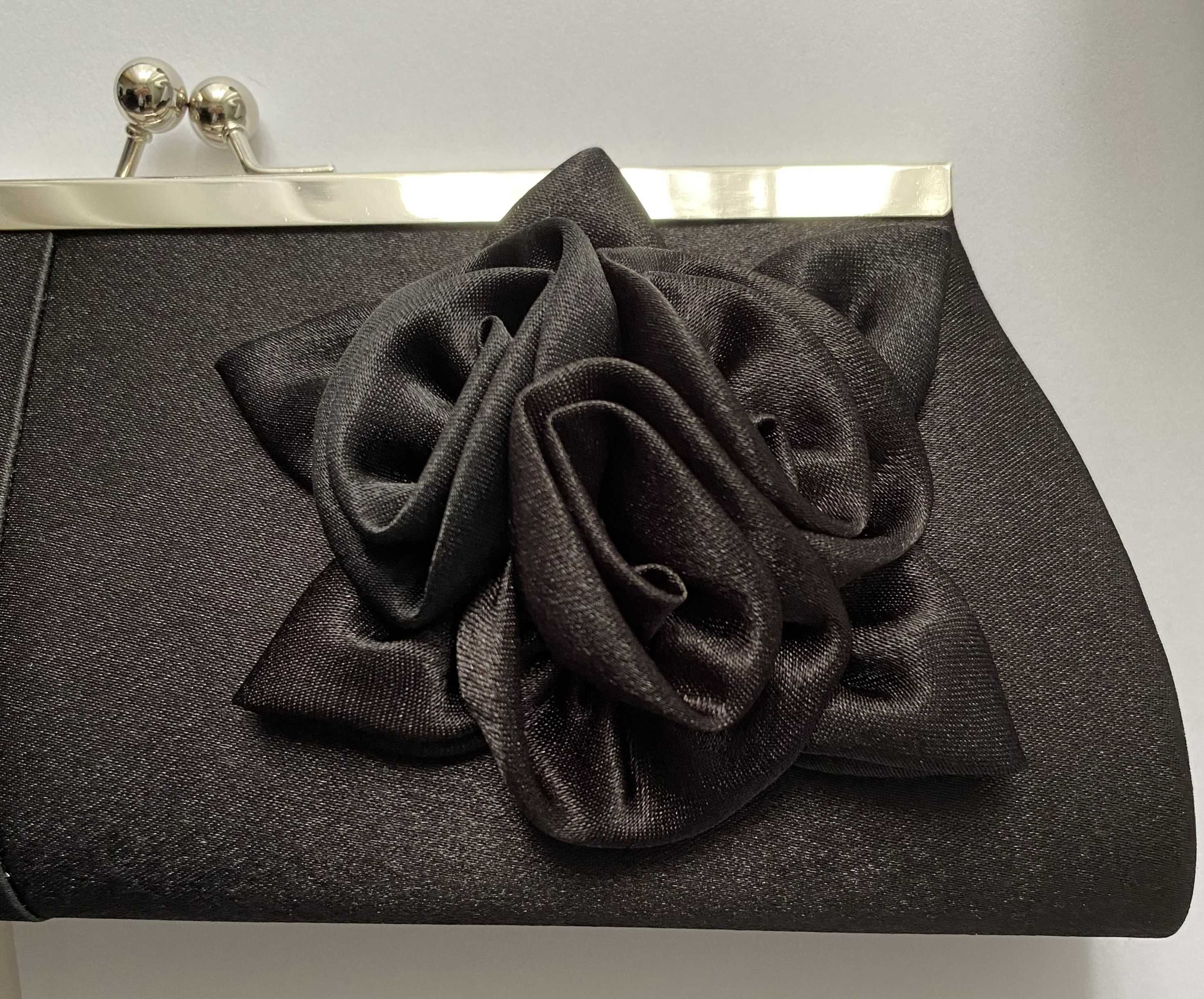 Elegancka torebka kopertowa czarna na łańcuszku z kwiatem