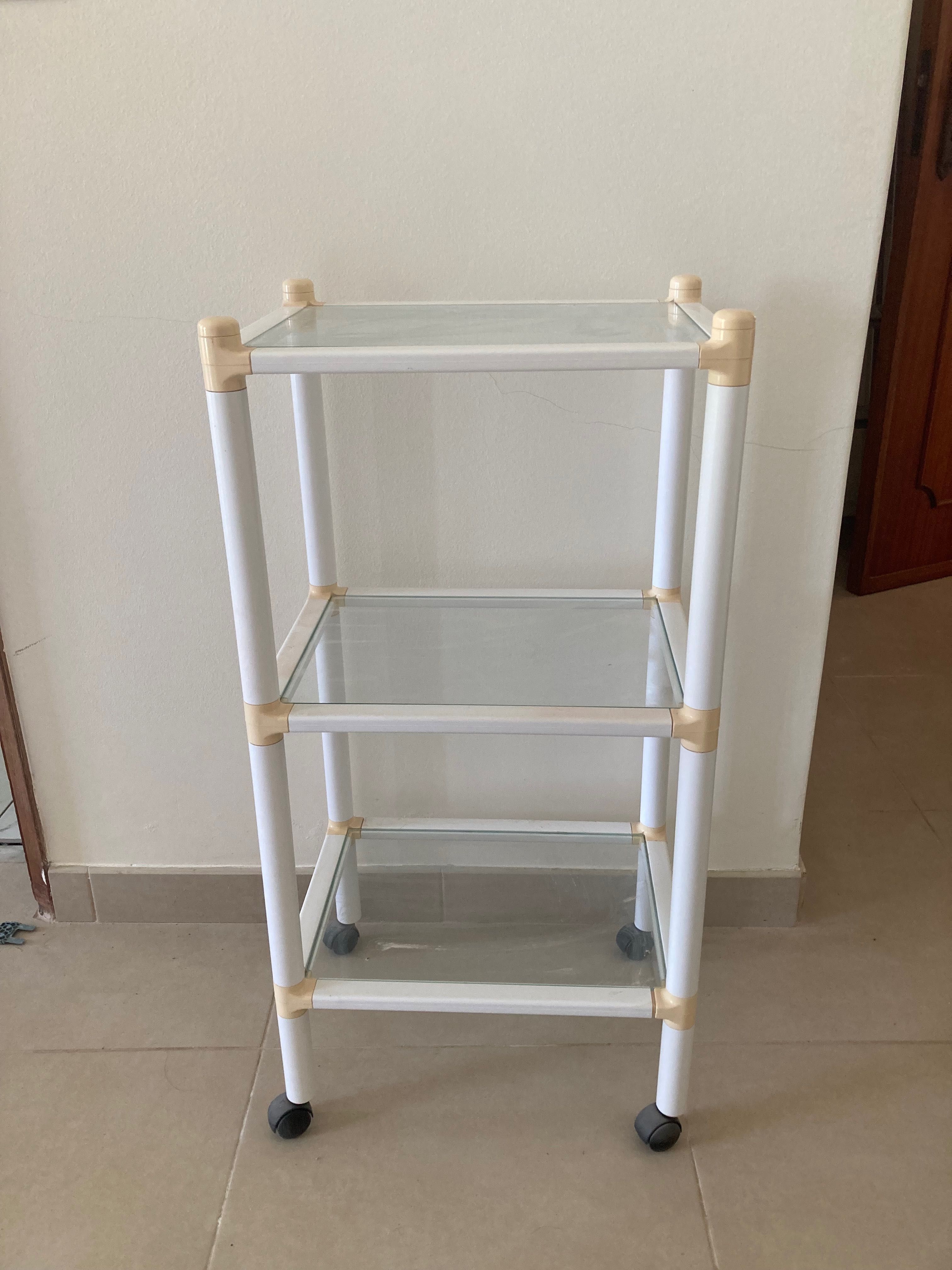 Vendo Carrinho com 3 Prateleiras de Vidro – Com rodas