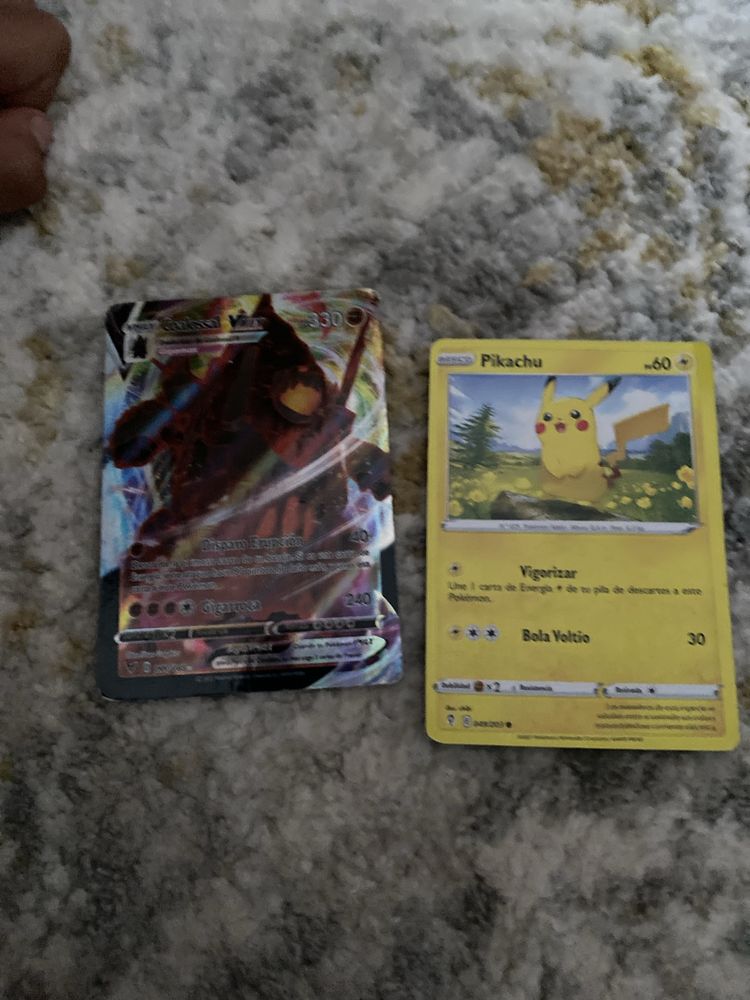 Caixa com cartas pokemon
