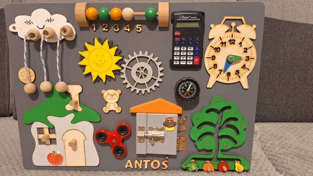 Tablica sensoryczna-manipulacyjna dla Antka