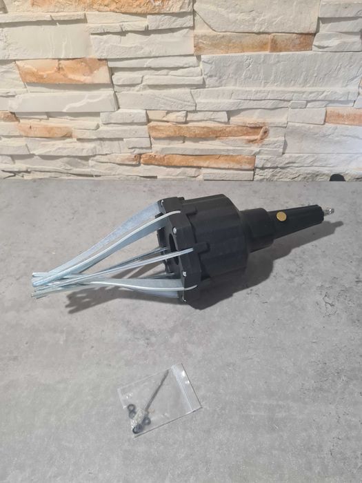 Uniwersalne pneumatyczne narzędzie do montażu osłon przegubów