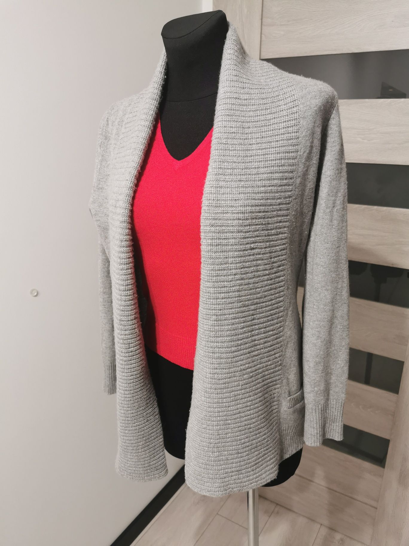 Sweter marki AC Merino – wykonany z kaszmiru, rozmiar S-M
