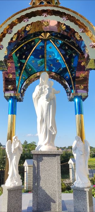 Капличка для Дому. Капличка біля хати. Куполи накриття Матері Божої та