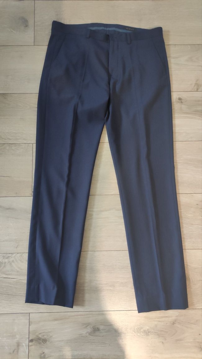 Męski granatowy garnitur Reserved 48-50, slim fit.