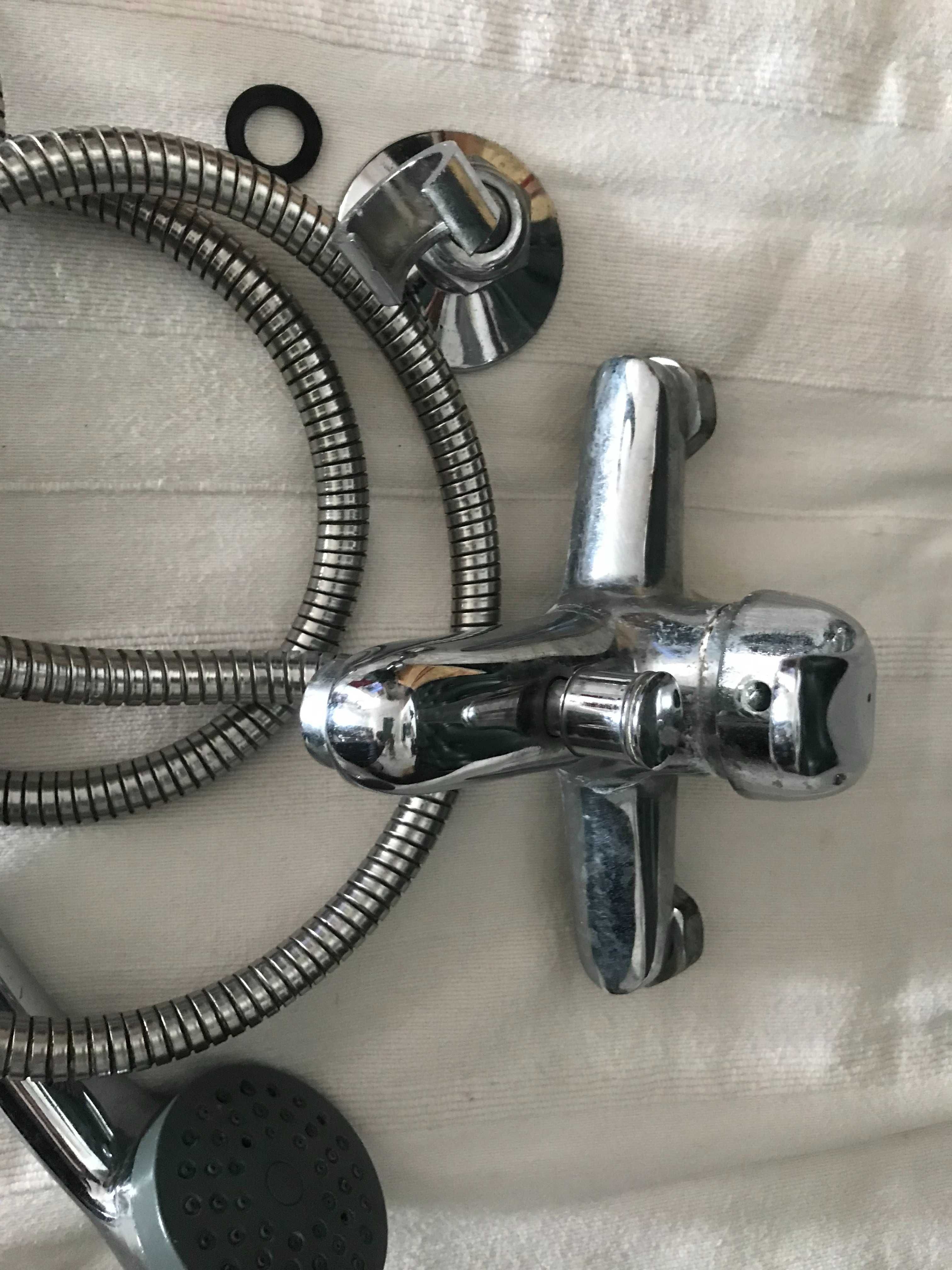 Torneira misturadora completa WC, com chuveiro, suporte e acessórios