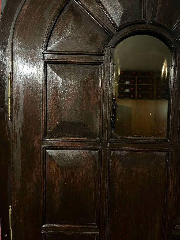 Drzwi zewnętrzne dębowe, łukowe z futryną.