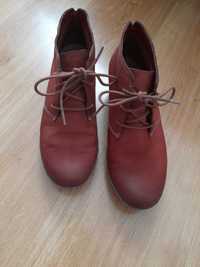 Buty clarks na koturnie