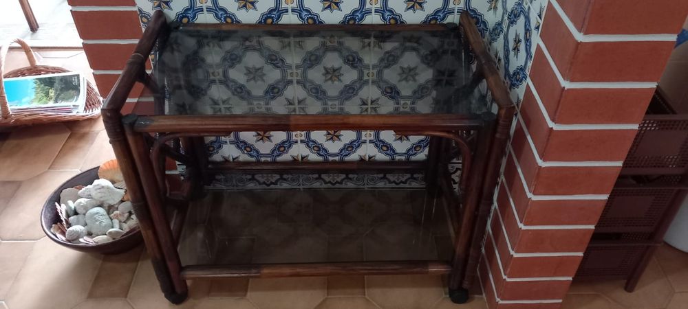 Móvel de apoio em bambu e tampo de vidro