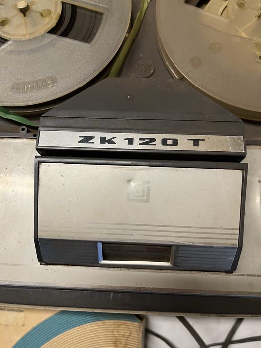 Stary magnetofon szpulowy taśmy Unitra ZK 120 T
