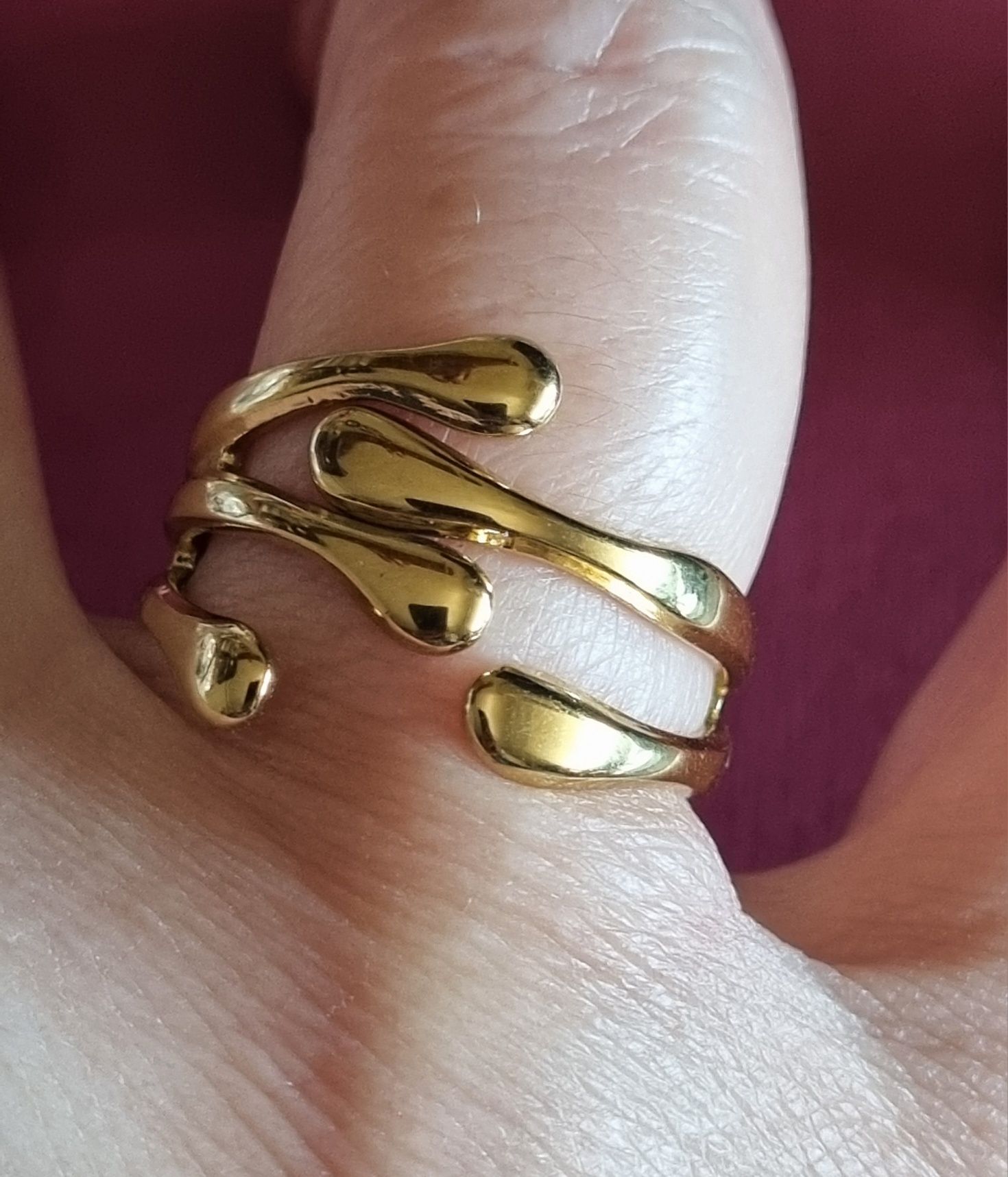 Anel dourado, em aço inoxidável, muito elegante. Ajustável