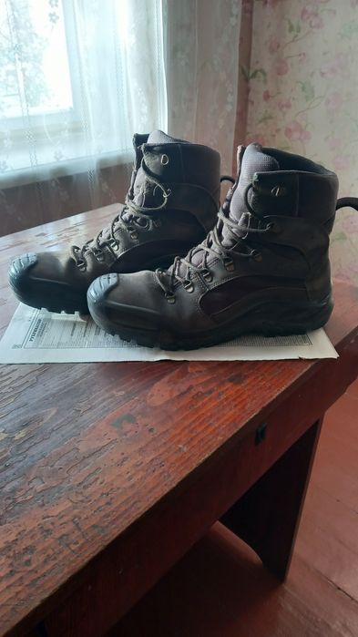 Продаю берцы ботинки.