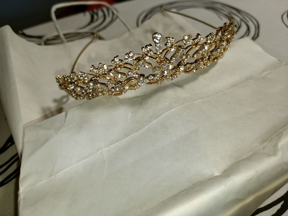 Tiara dourada casamento
