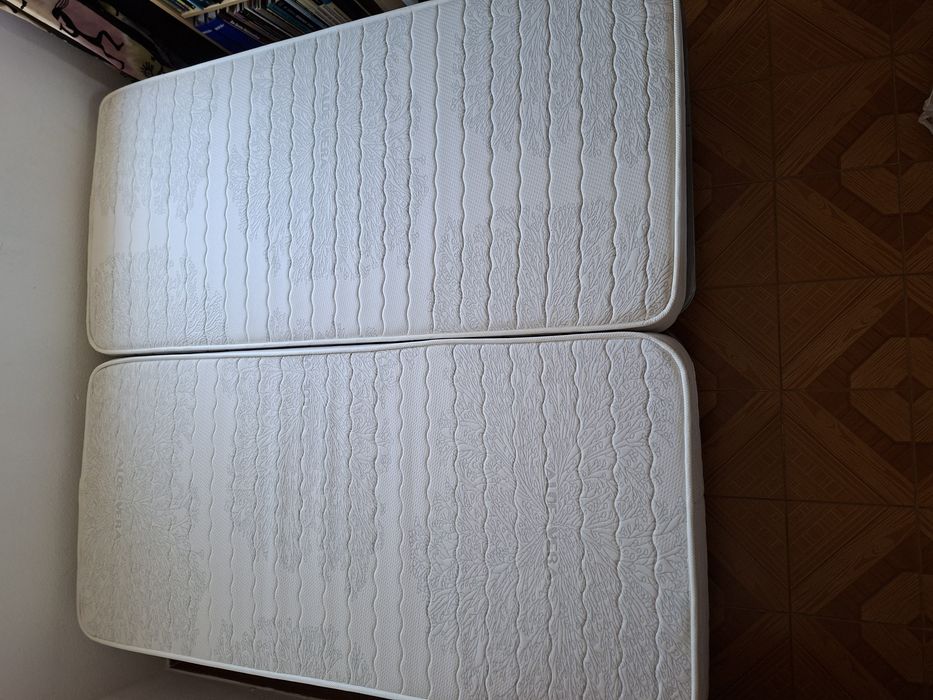 2 Camas de solteiro com colchões