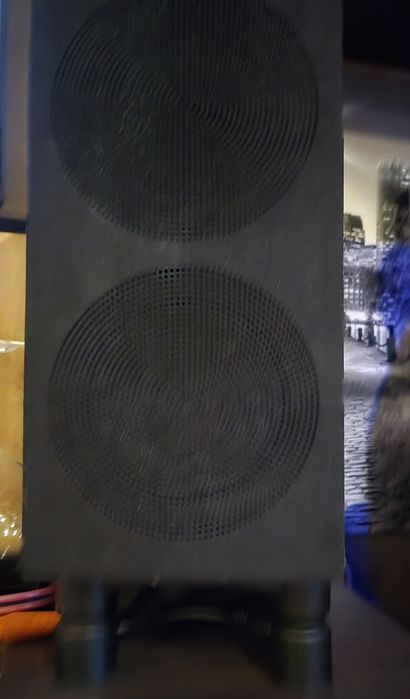 KEF R3 Czarny połysk + IsoAcoustics Aperta + Bluesound POWERNODE 2