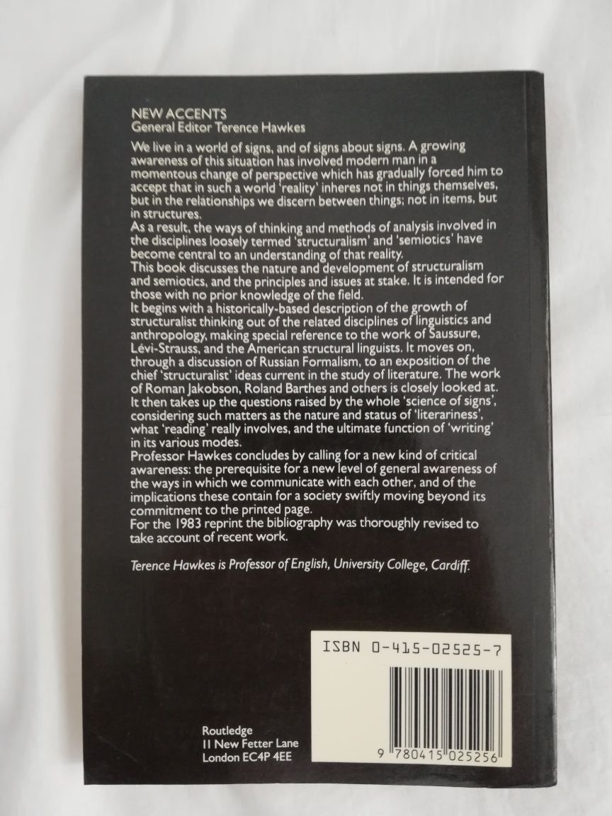 Livro "Structuralism and Semiotics", de Terence Hawkes (portes grátis)