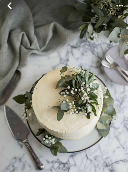 Topper z eukaliptusa i świeżej gipsówki i bukszpanu