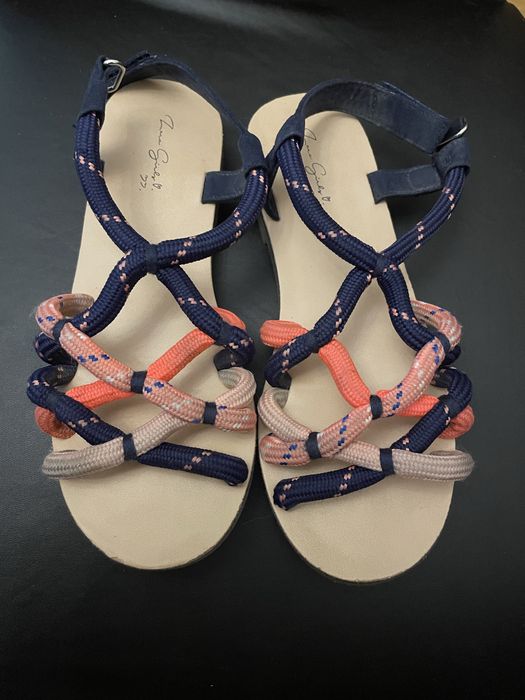 Sandalia azul, marca Zara