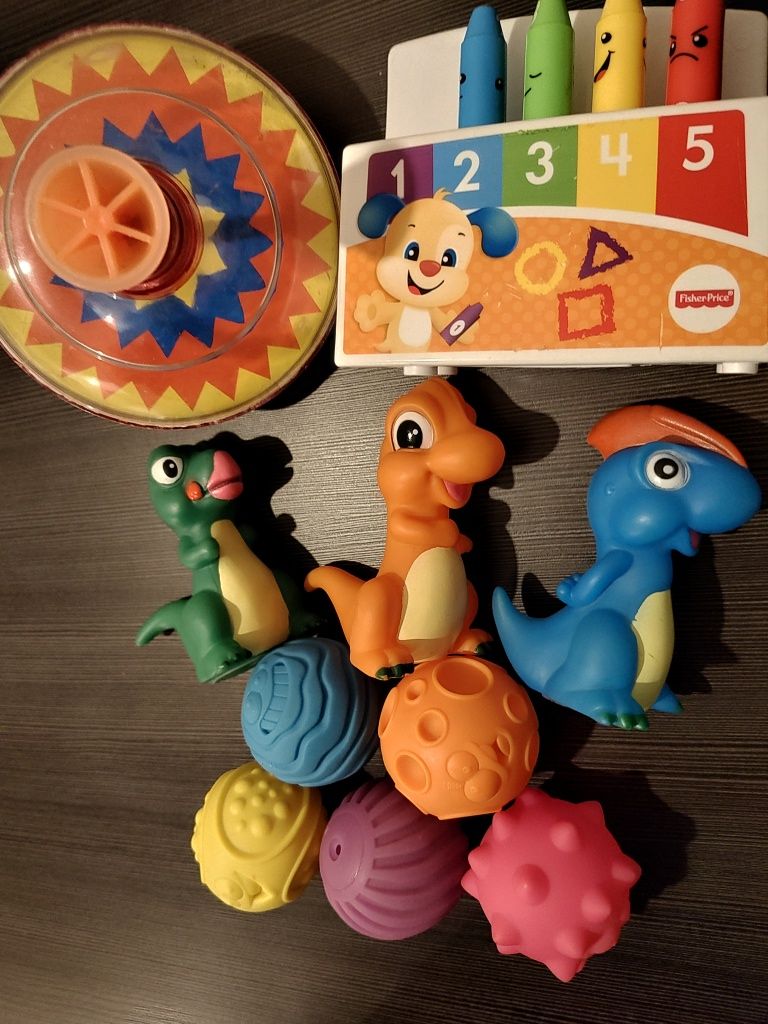 Zestaw zabawek dla dzieci bączek kredki Fisher Price piłki sensoryczne