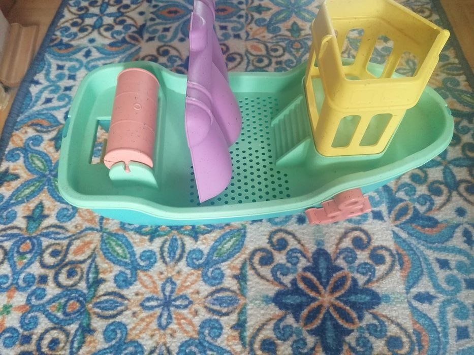 Duży statek dla dzieci do zabawy w piachu i wodzie