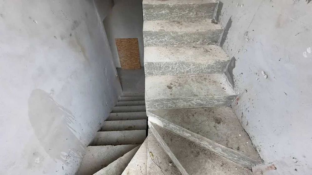 Зданий будинок поруч з містом