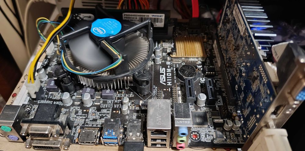 Материнська плата Asus H110M-R (працюють Intel Xeon та Intel Core)