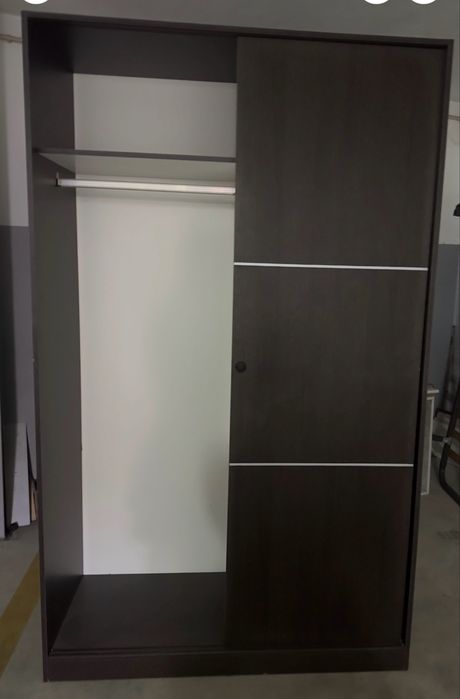 Roupeiro Elegante em Castanho — Transforme o Seu Quarto com Estilo!