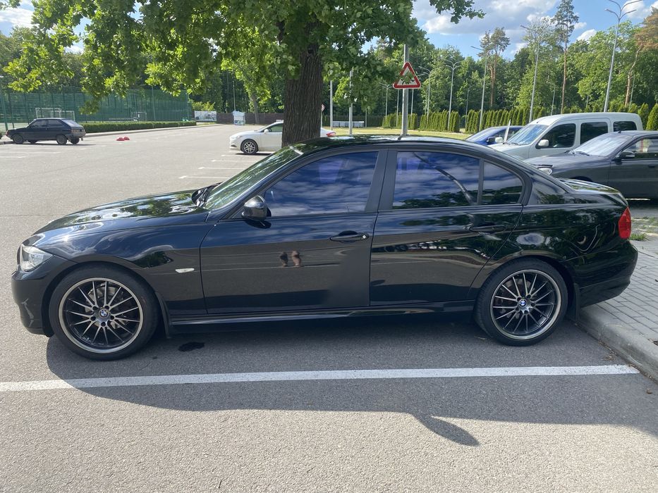 Bmw e90 2011 рік