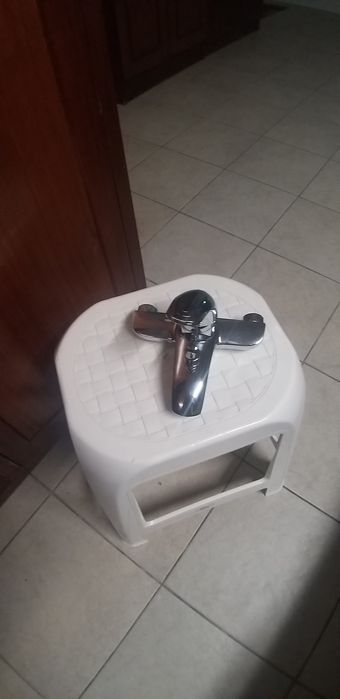 Lavatorio  sanindusa e torneiras e porta