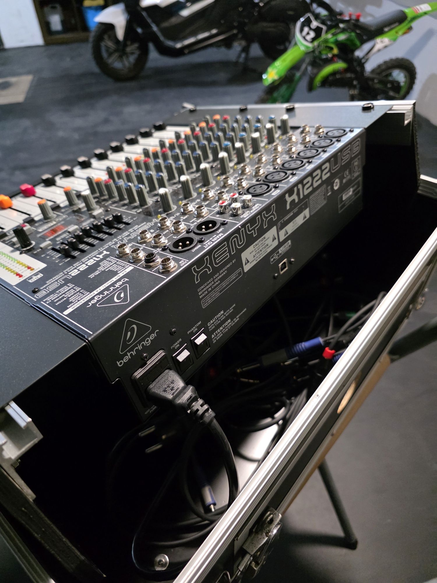 Mesa de Som Behringer x1222usb + Rack