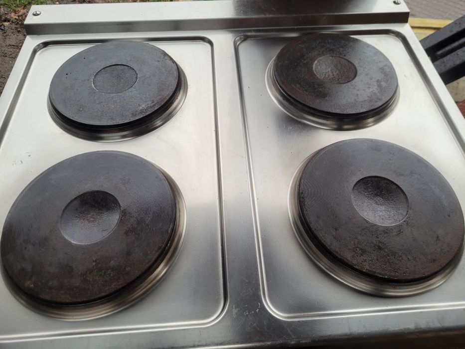 Електроплита на чотири конфорки для кафе. столовой.