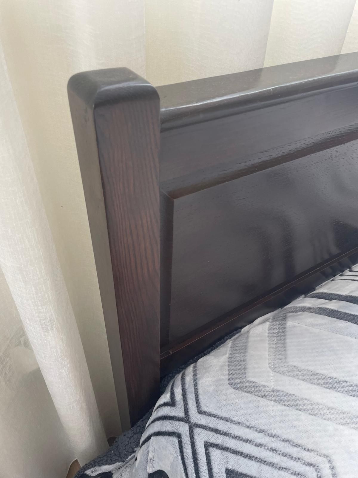 Cama com 2 mesas de cabeceira
