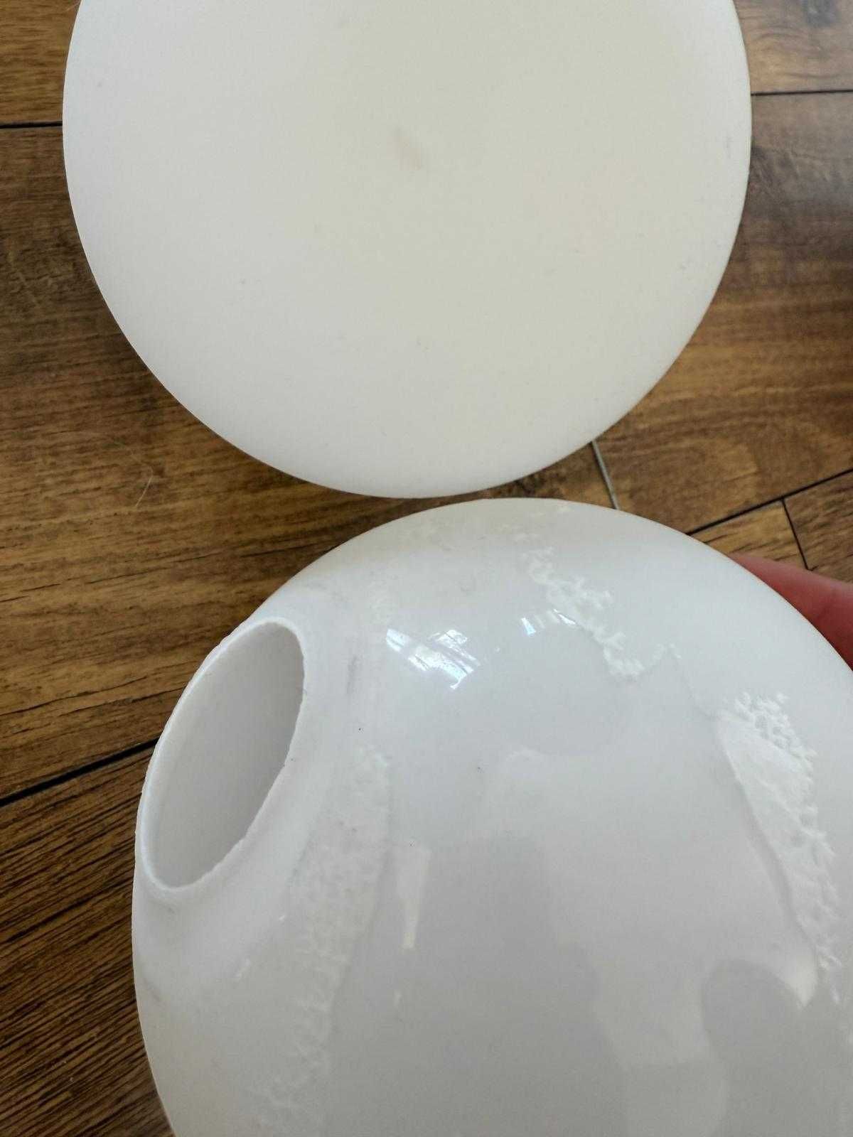 Czarna lampa z okrągłymi kloszami