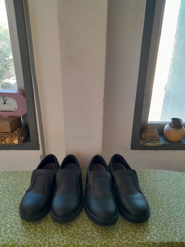 Vendo Dois Pares de Sapatos de Senhor muito bonitos como novos