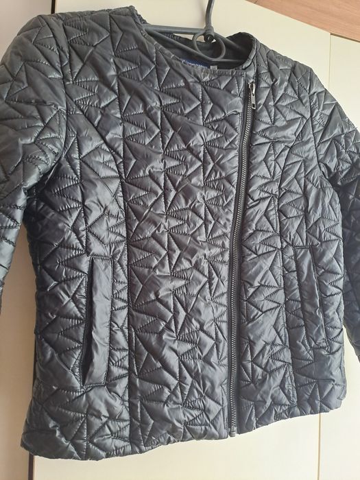 Стильна чорна куртка