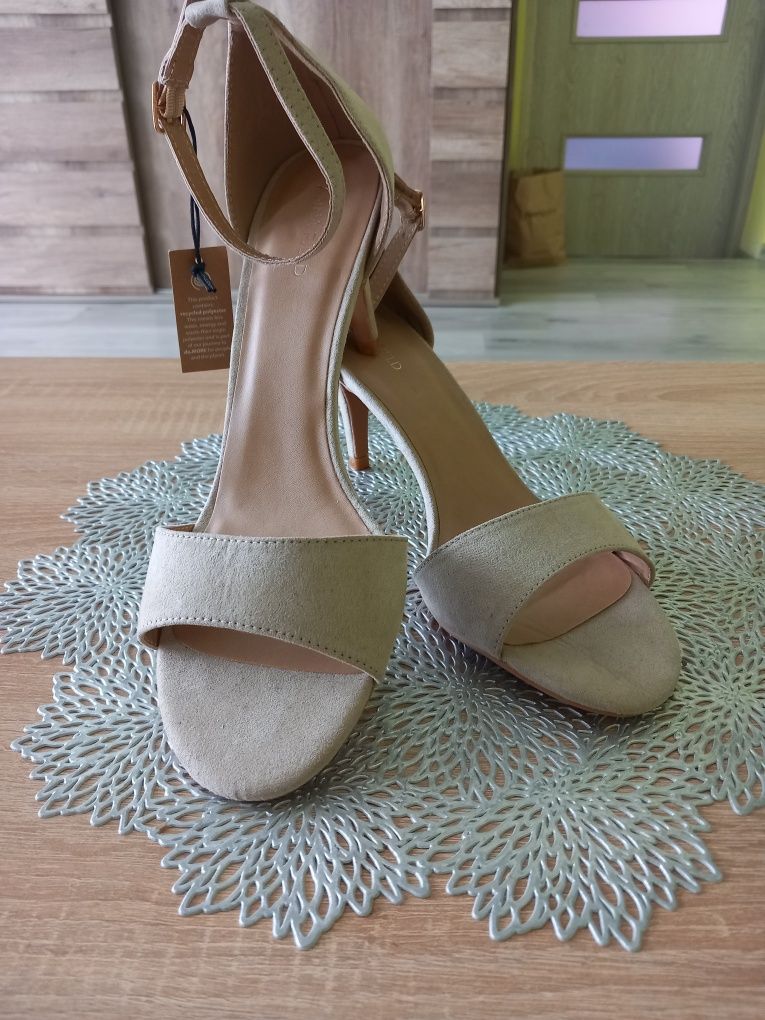 Nowe buty na obcasie
