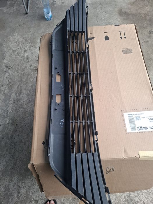 Toyota avensis t27 fl 11 - решітка середня решітка бампера передній 53