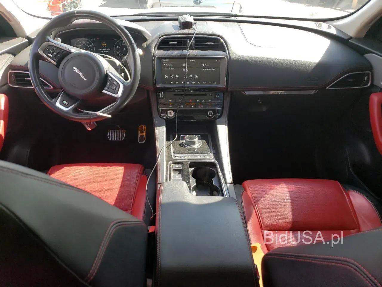 Jaguar F-Pace Pali jeździ. Poduszki nie wystrzelone KUPIONY w transporcie do Polski