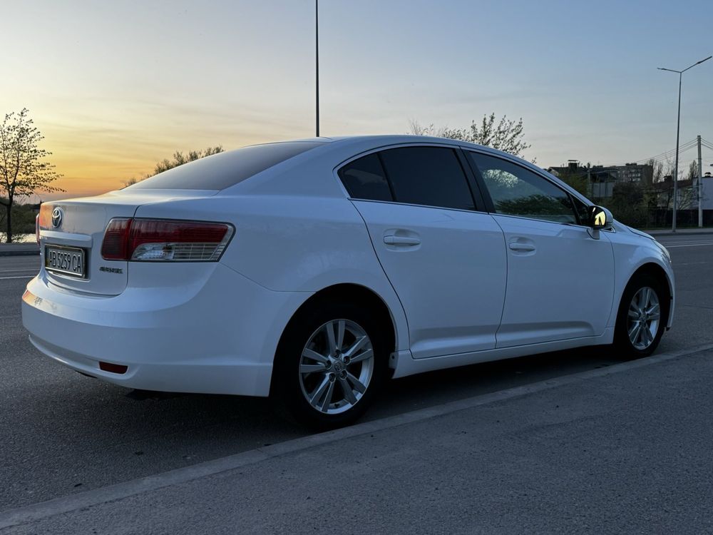 Toyota Avensis 1.8 бензин 2011 р