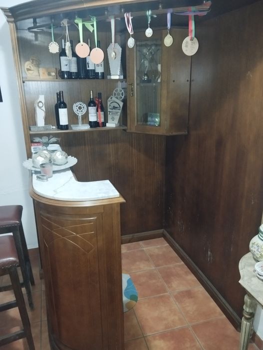 Vendo Móvel/bar e 2 bancos