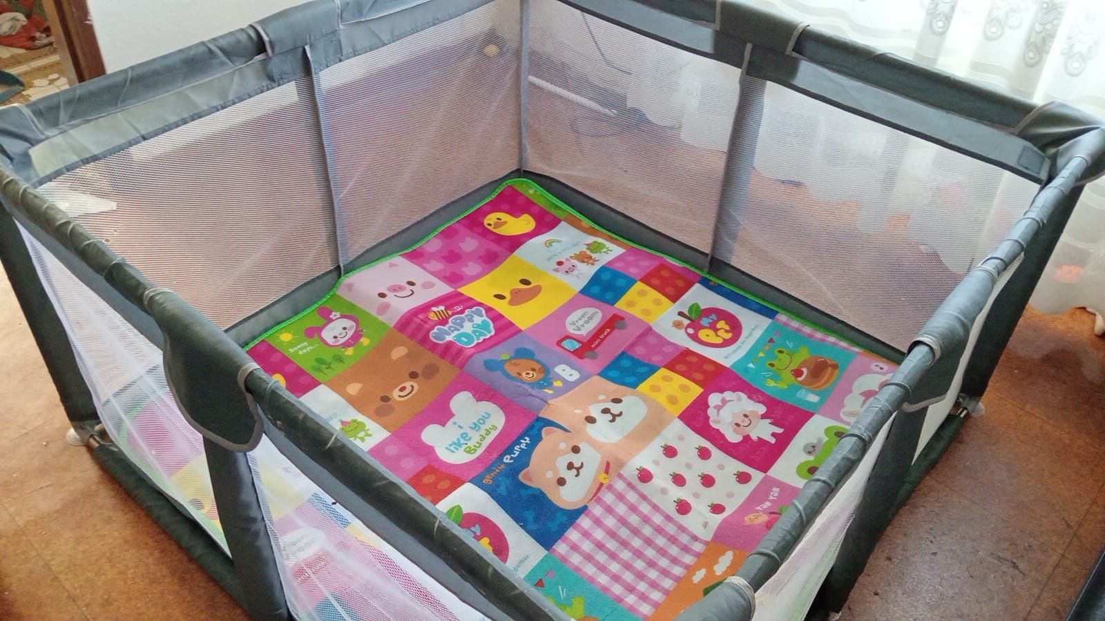 Sofá pequeno e parquinho de bebe