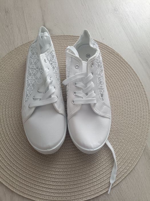 Białe tenisówki, z ażurowymi bokami, rozmiar 39, wkładka 24,5 cm