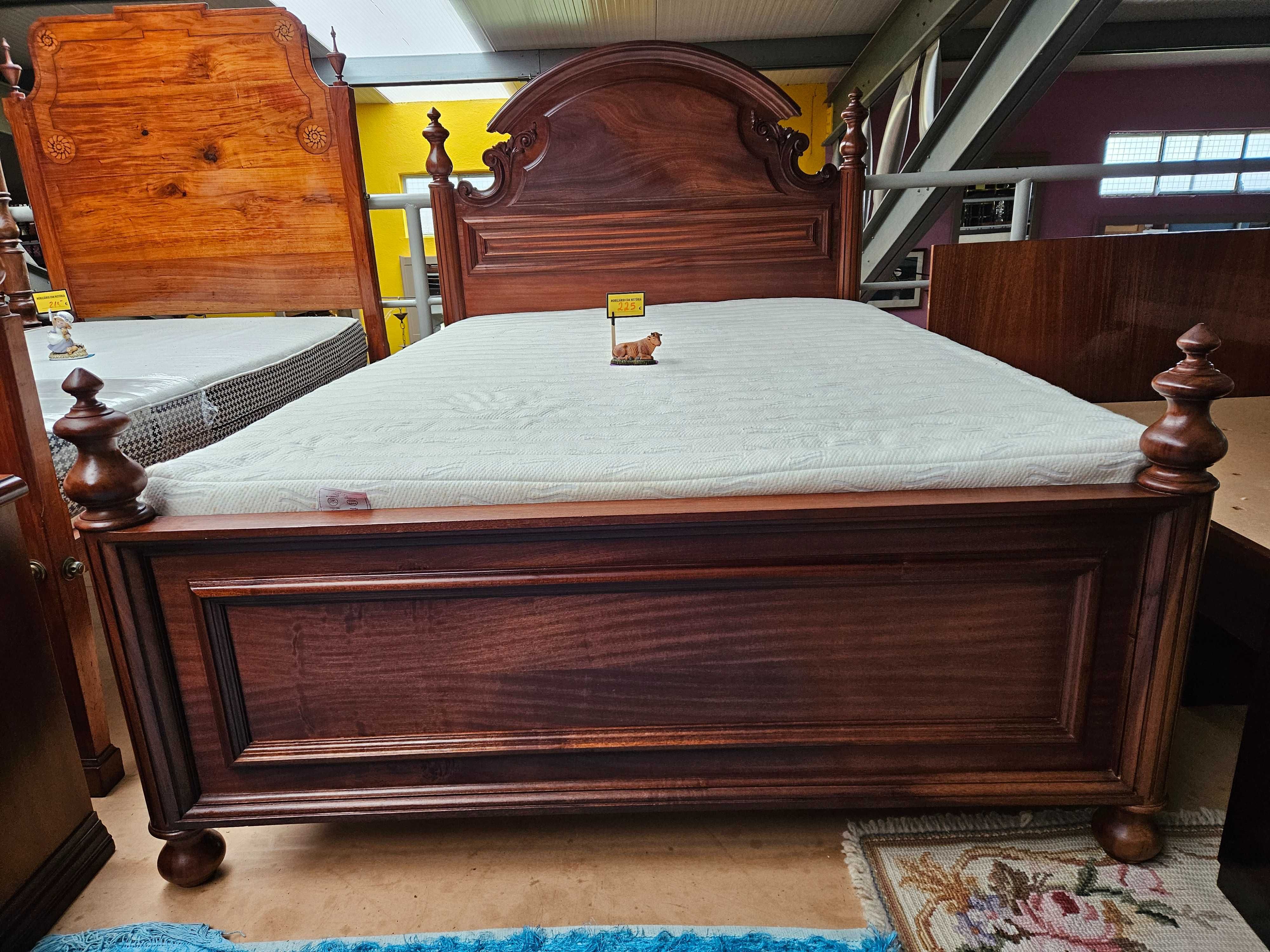 Cama em madeira maciça com estrado e colchão - Muit