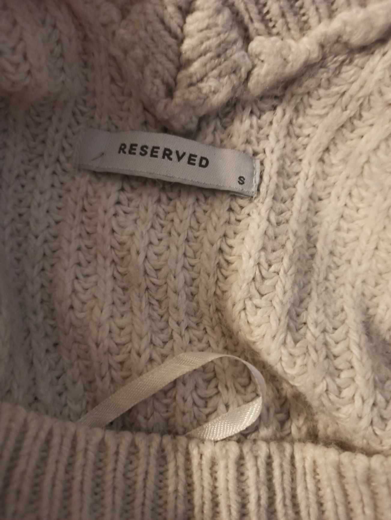 BIAŁY SWETER Reserved S z wycięciem na plecach dekolt V