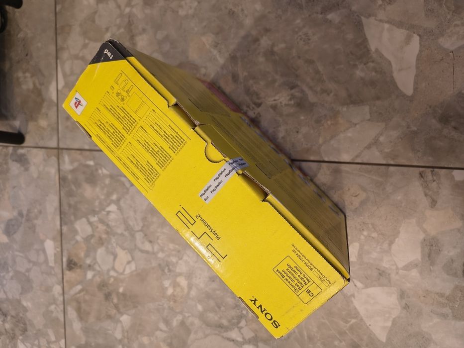 PlayStation 2 z kartonem