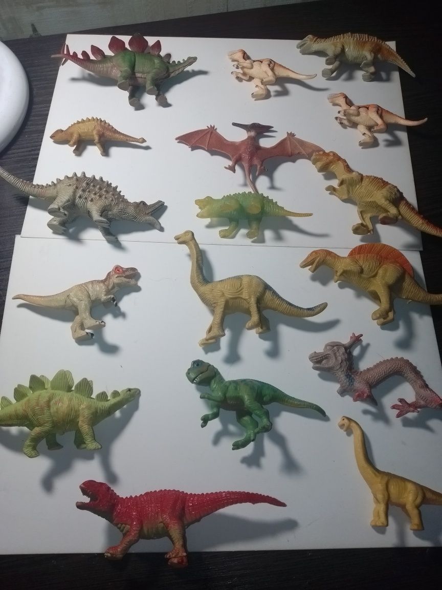 іграшкові динозаври/морські тварини