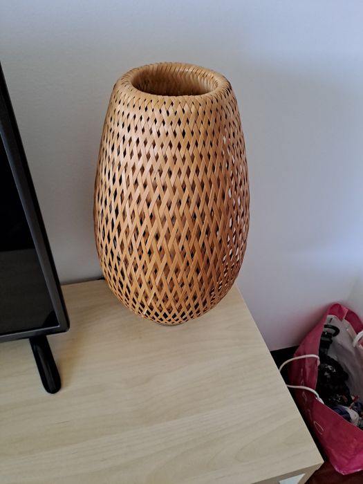 Candeeiro de teto e candeeiro de mesa em bambu